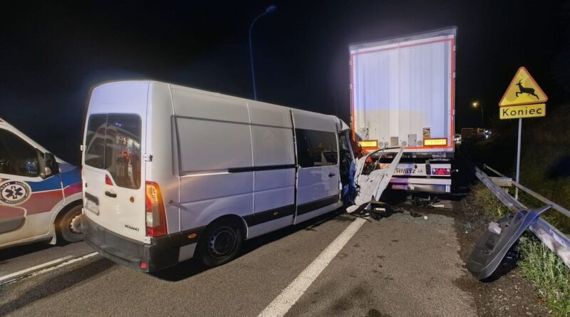 Uszkodzony bus po zderzeniu z ciężarówką na DK17 w Hrebennem