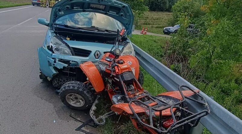 Uszkodzony quad i samochód Renault przy barierze drogowej na miejscu wypadku pod Szarowolą