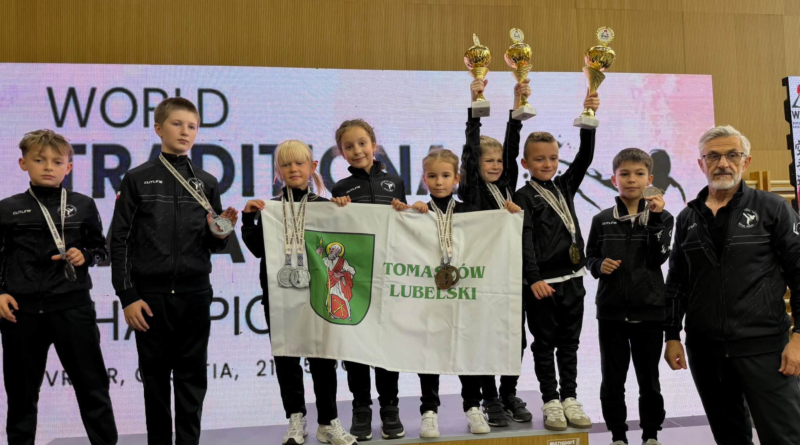 Młodzi zawodnicy Tomaszowskiej Akademii Sztuk Walki z medalami i pucharami zdobytymi podczas Pucharu Świata Dzieci w karate tradycyjnym w Chorwacji